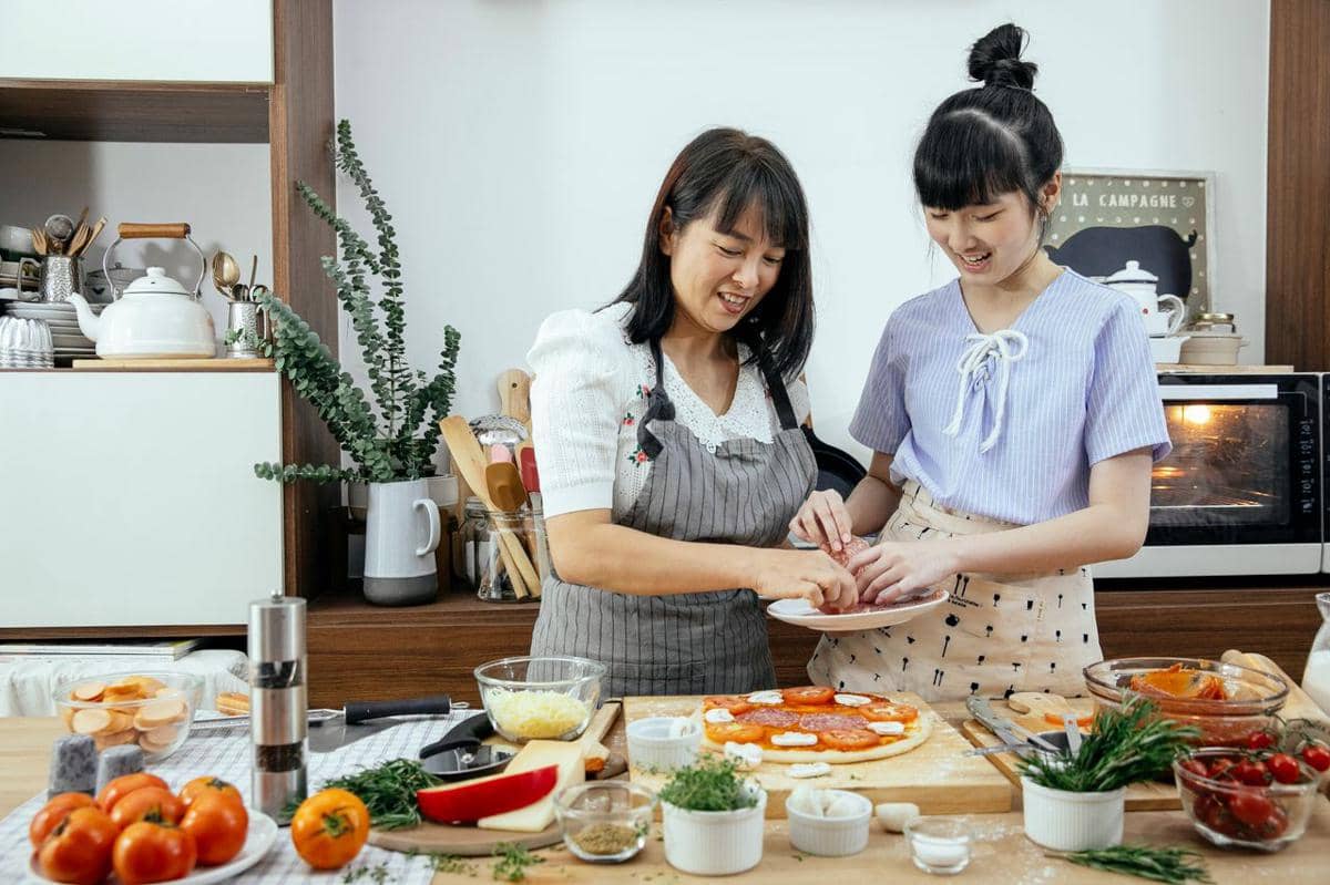 ilustrasi memasak bersama anak