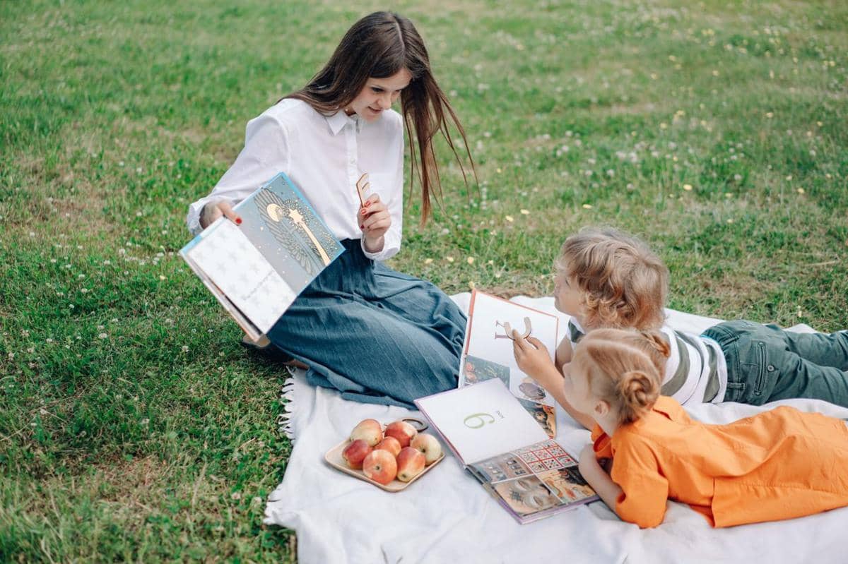 ilustrasi membaca buku bersama anak