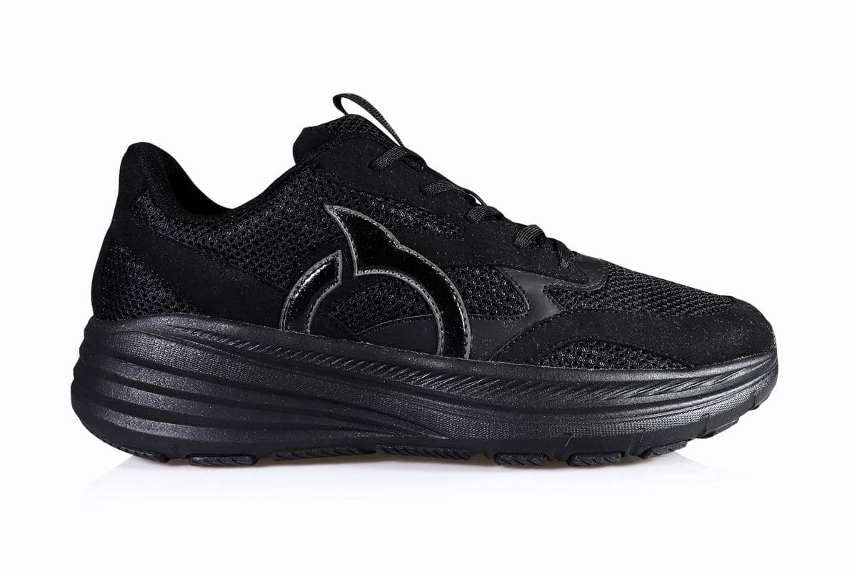 foto sepatu hitam Ortuseight