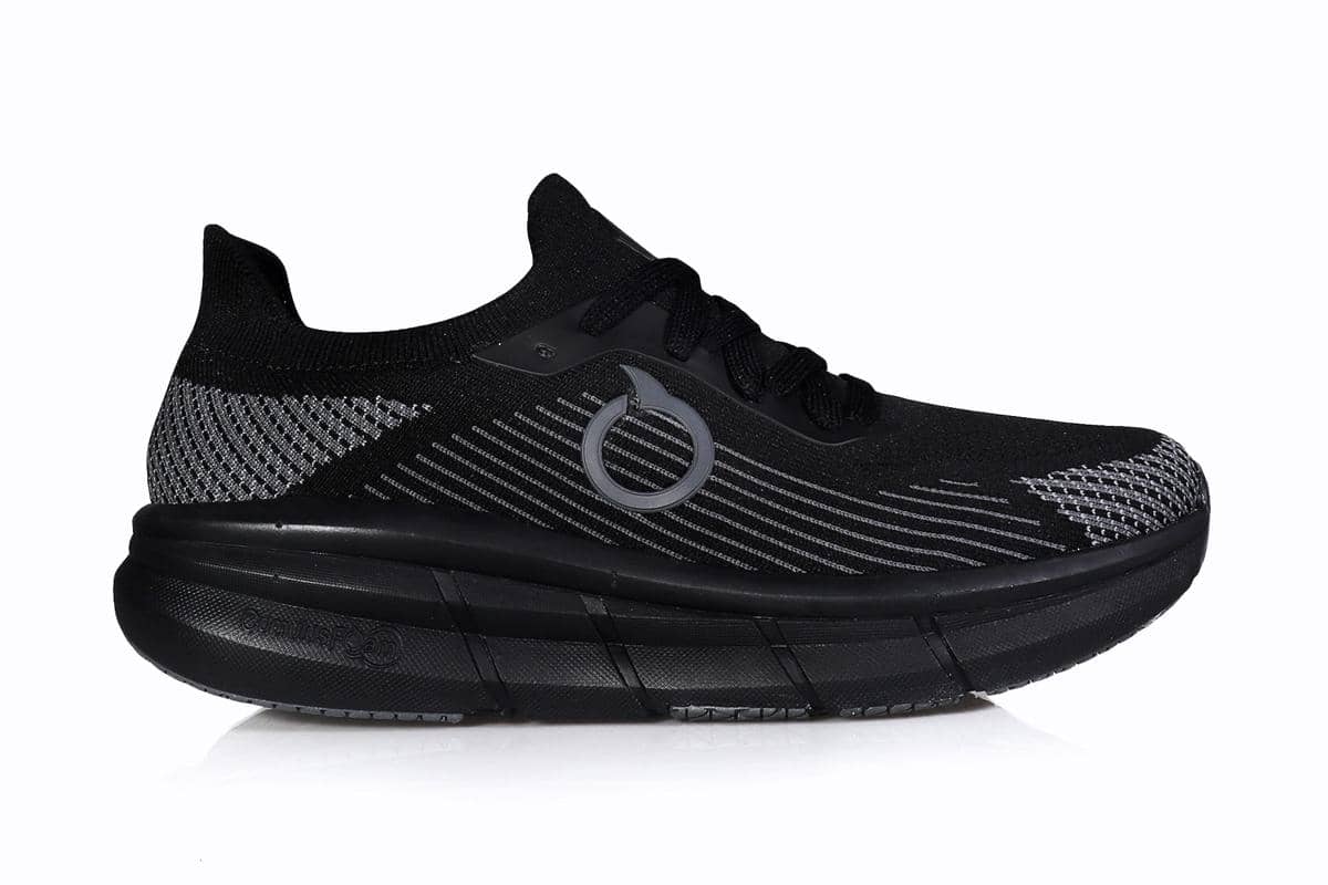 foto sepatu hitam Ortuseight