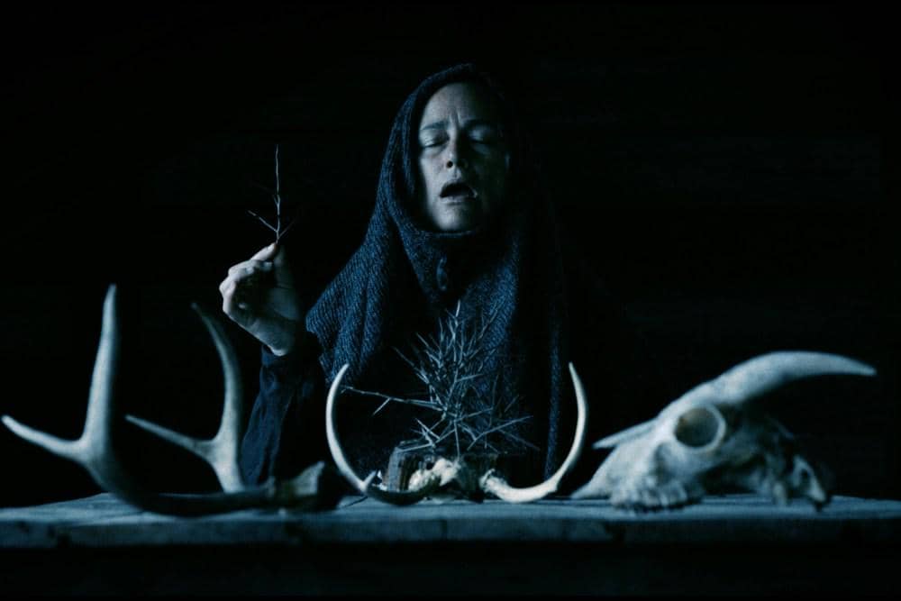 adegan dalam film Mother of Flies