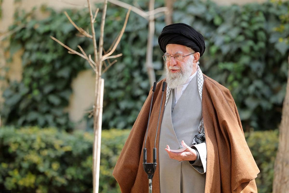 Ayatollah Ali Khamenei sedang menghadiri pertemuan.