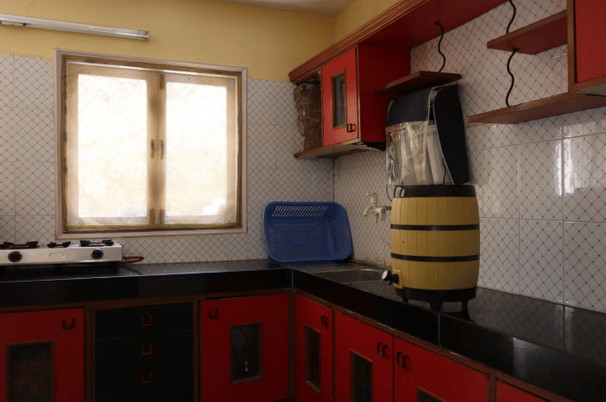 ilustrasi dapur dengan kabinet warna mencolok