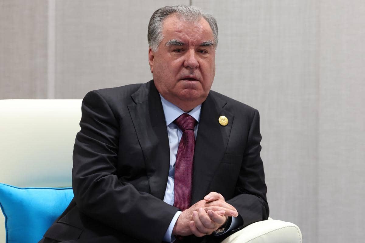 Presiden Tajikistan, Emomali Rahmon, sedang menghadiri pertemuan dengan Presiden Rusia, Vladimir Putin pada 2025.