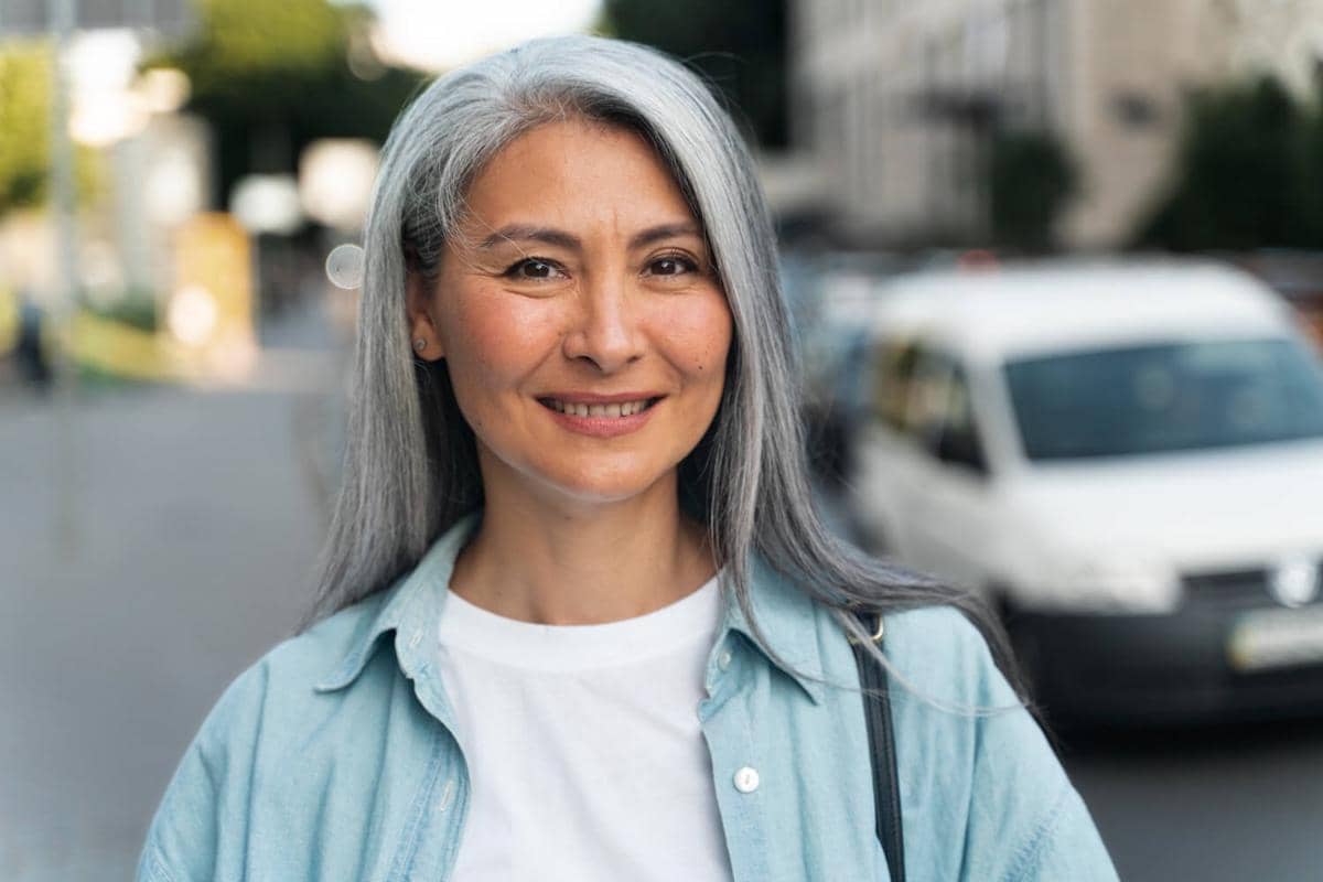 ilustrasi perempuan dengan rambut beruban