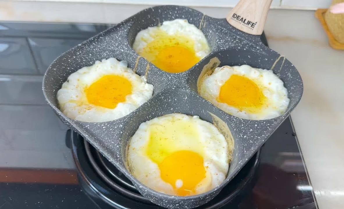 ilustrasi menggoreng telur  