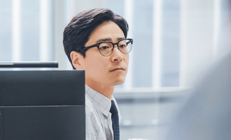 Hong Woo Jin di drama See You at Work Tomorrow!