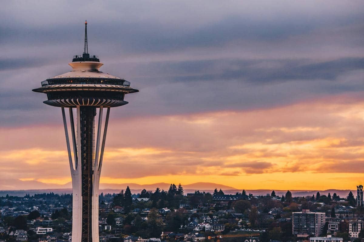 ilustrasi suasana Space Needle menjelang malam