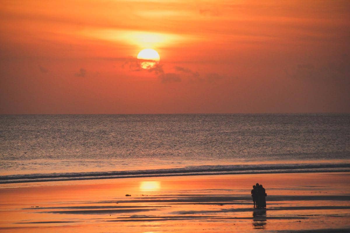 Menikmati sunset di Pantai Kuta