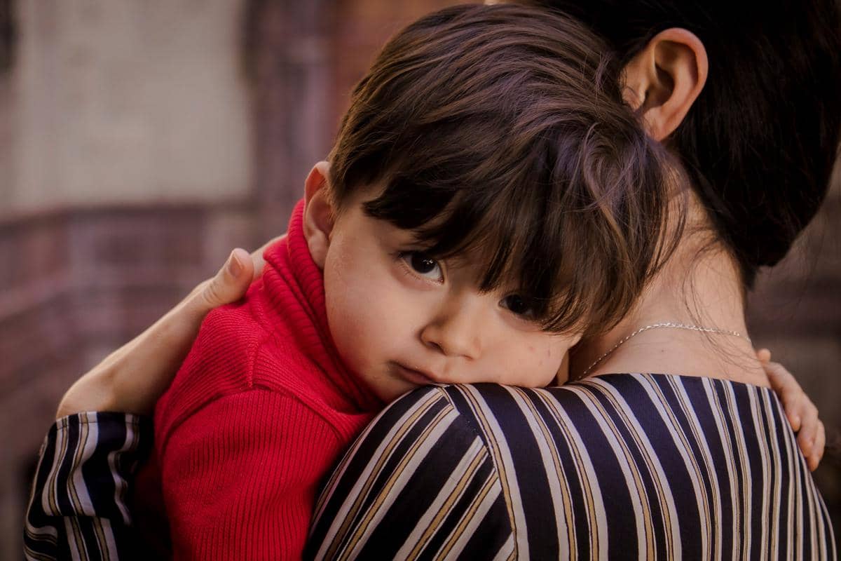 ilustrasi memeluk anak (pexels.com/luis becerra fotografo)