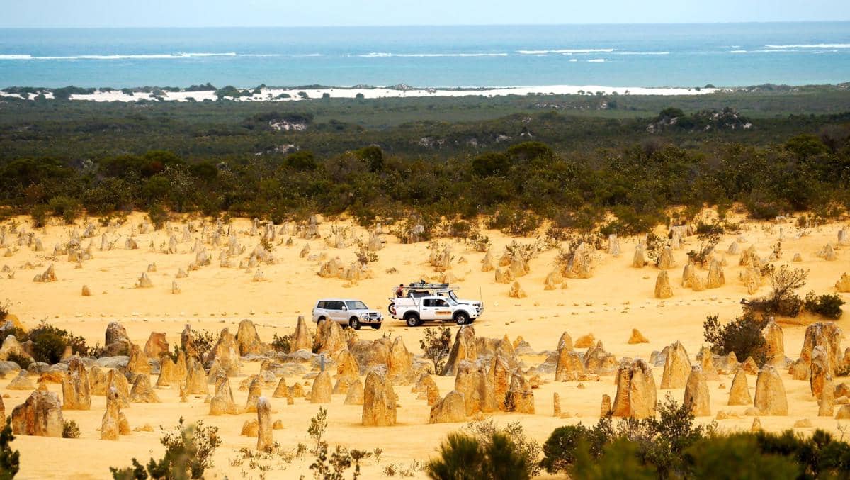 Taman Nasional Nambung memiliki bentang alam yang mempertemukan gurun dengan kawasan pesisir
