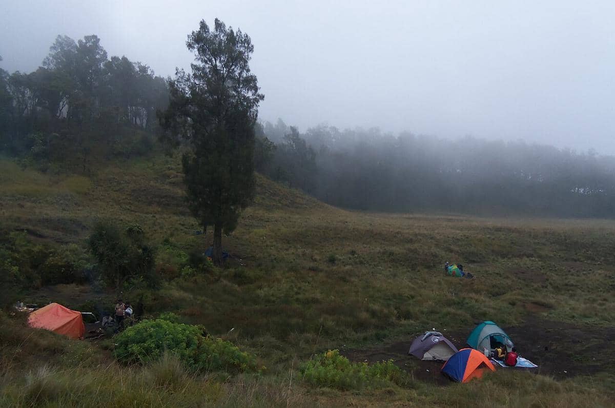 Area perkemahan Sabana Kawi yang terletak di Gunung Kawi.