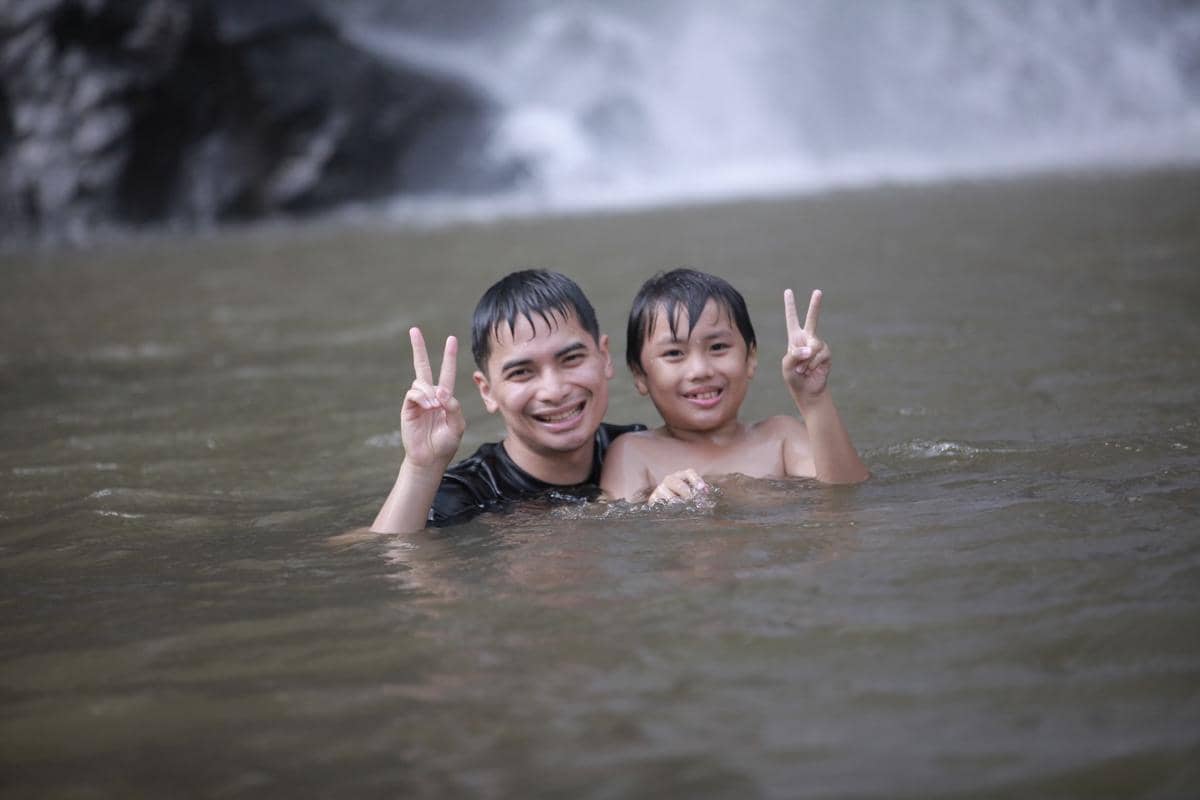 Keluarga Alvin Faiz hiking ke air terjun
