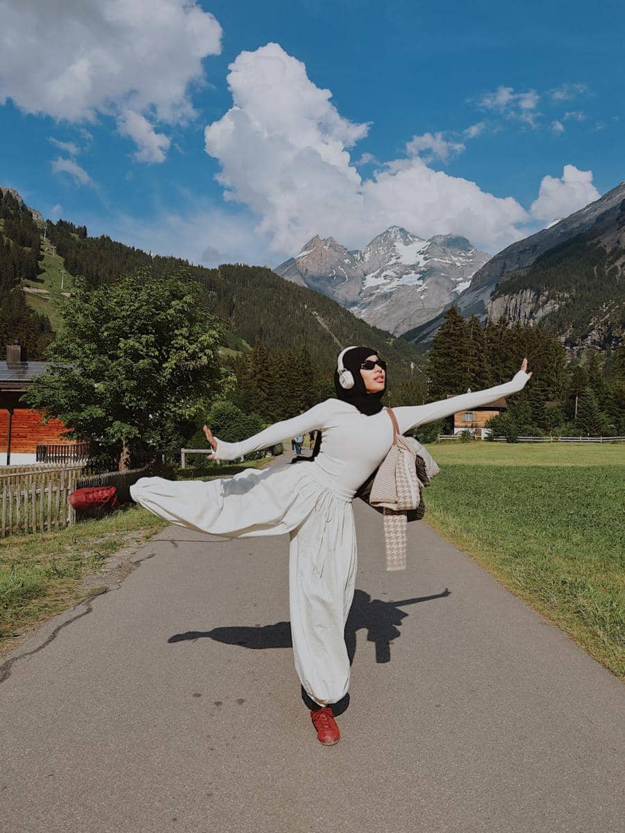Emy Aghnia jalan-jalan di Danau Oeschinen
