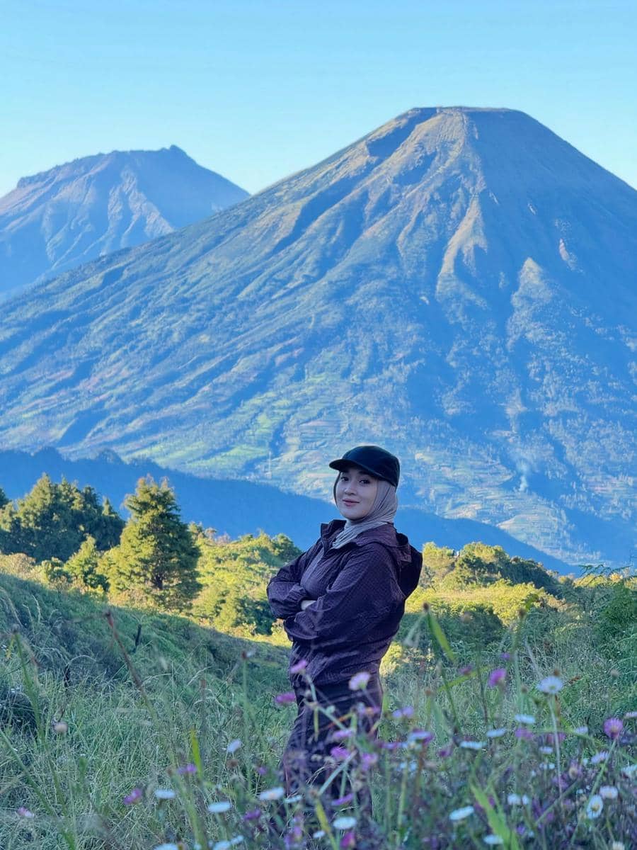 Ririe Fairus mendaki Gunung Prau