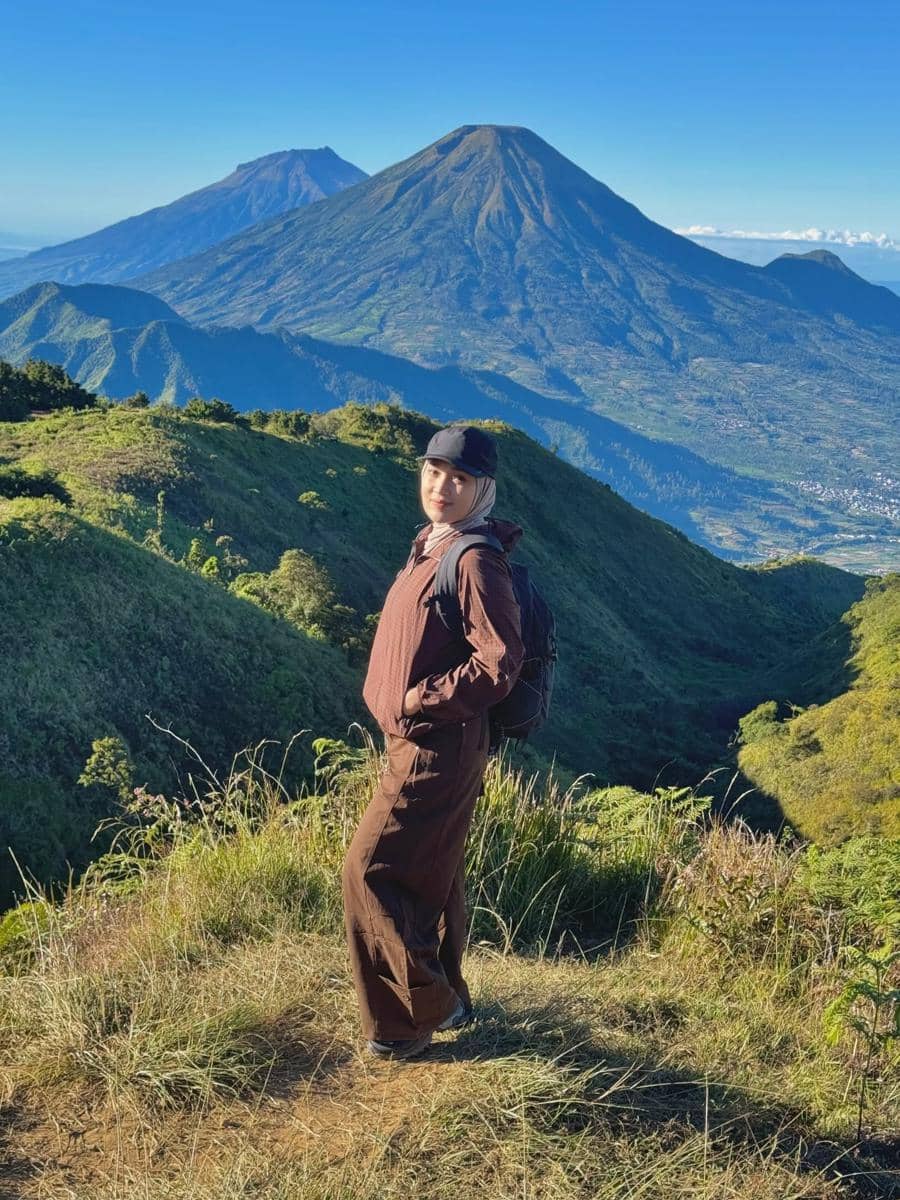Ririe Fairus mendaki Gunung Prau