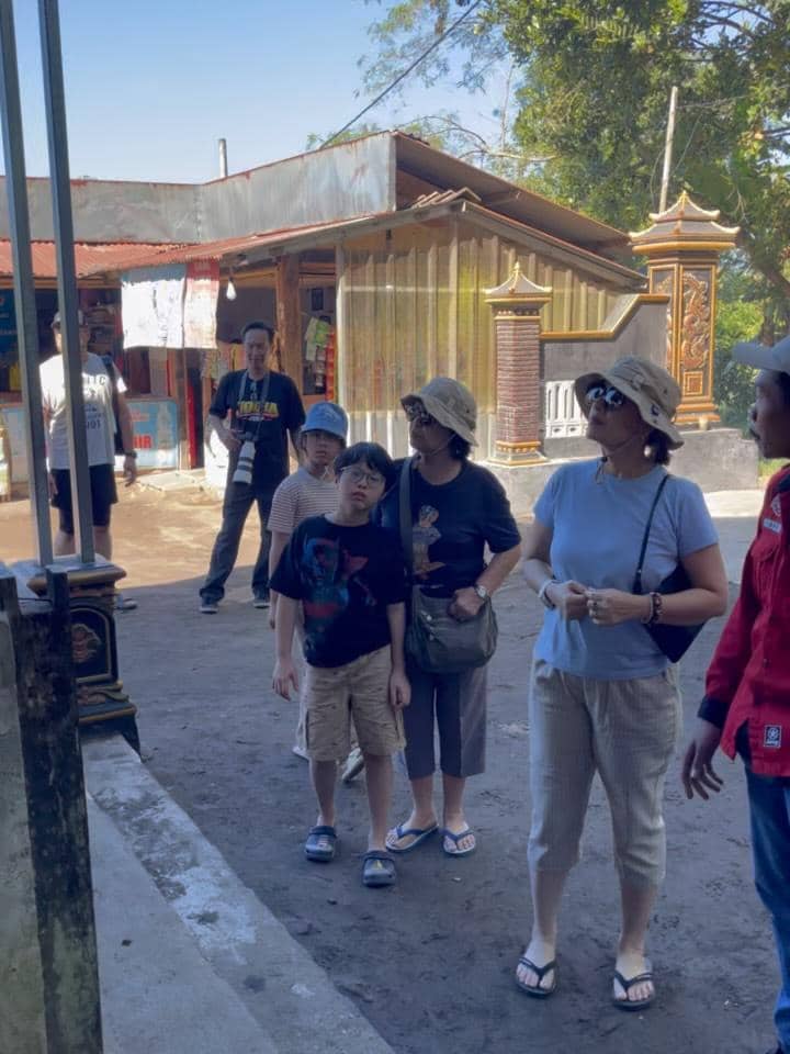 Keluarga Cynthia Lamusu berwisata ke Gunung Merapi