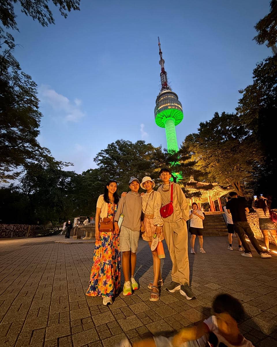 Keluarga Marcella Zalianty jalan-jalan di Namsan Tower