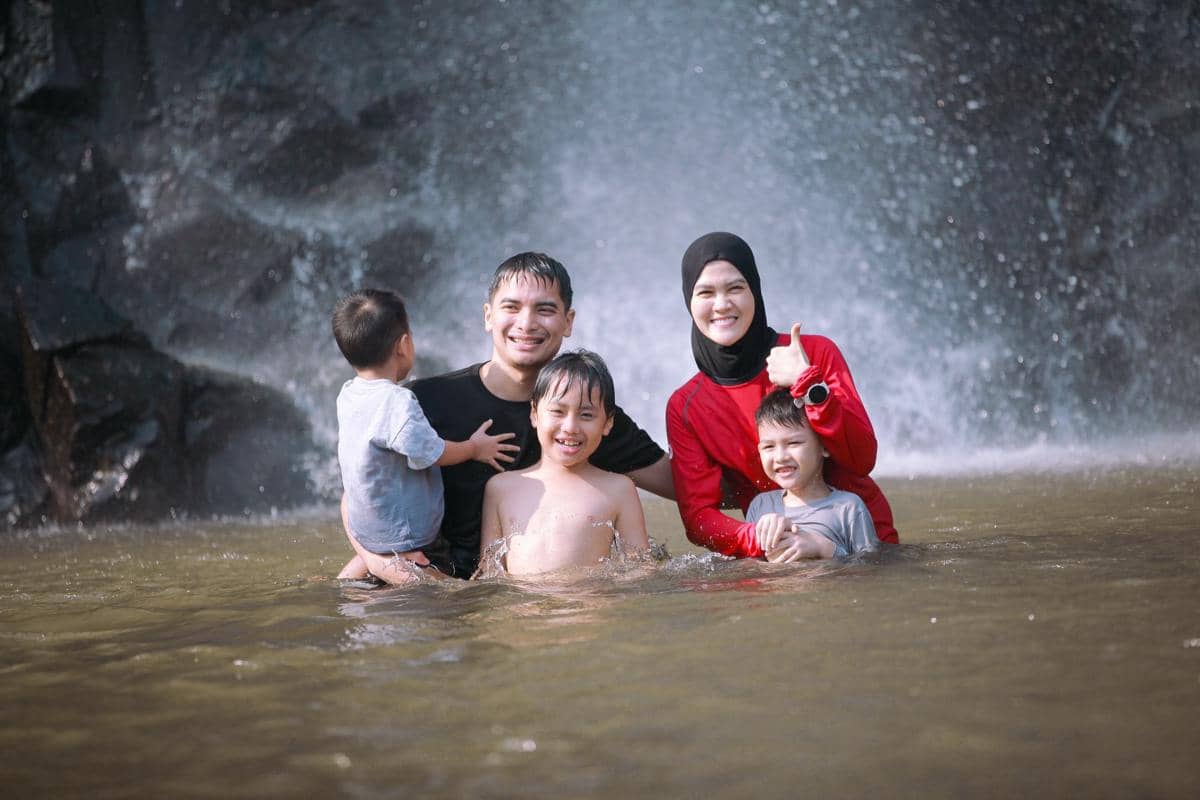 9 Potret Keluarga Alvin Faiz Hiking ke Air Terjun, Anak-anak Happy!