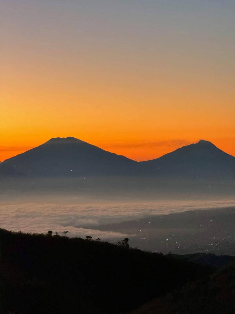 Ririe Fairus mendaki Gunung Prau