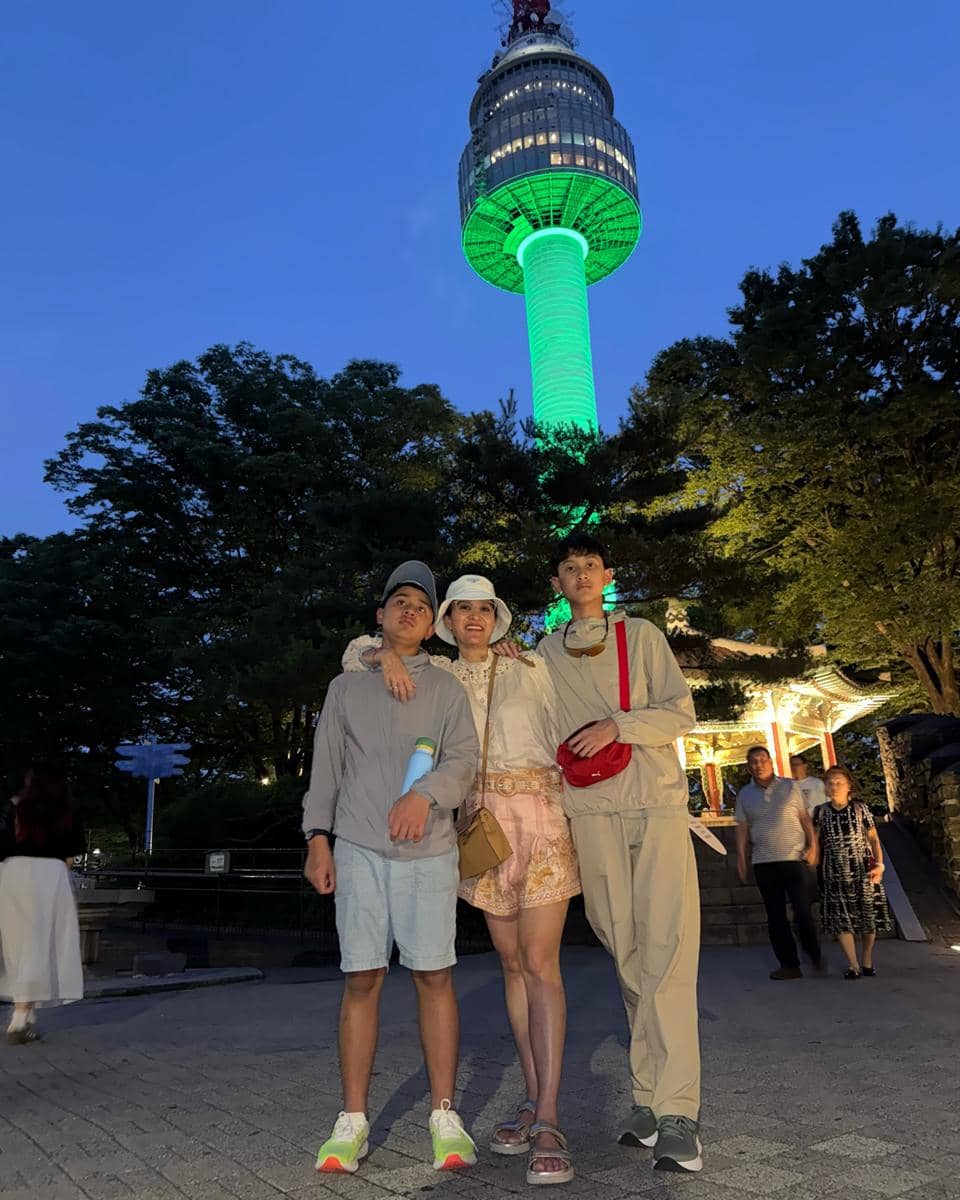 Keluarga Marcella Zalianty jalan-jalan di Namsan Tower