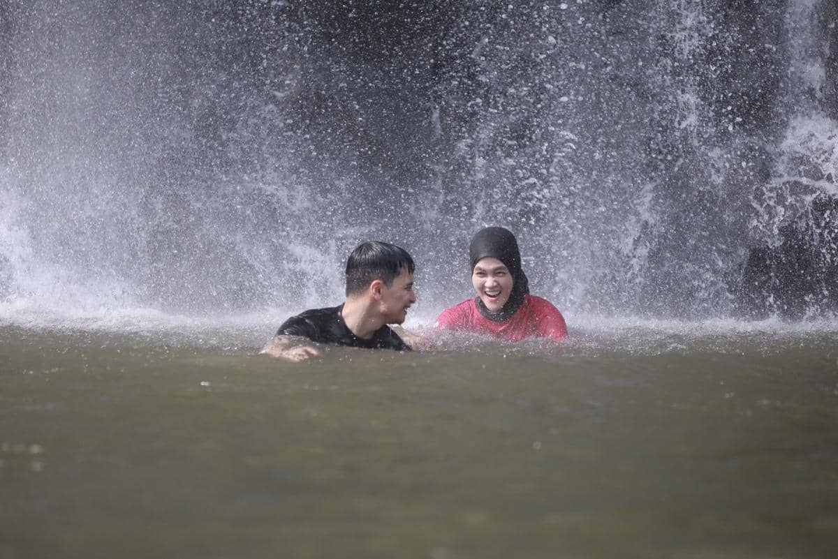 Keluarga Alvin Faiz hiking ke air terjun