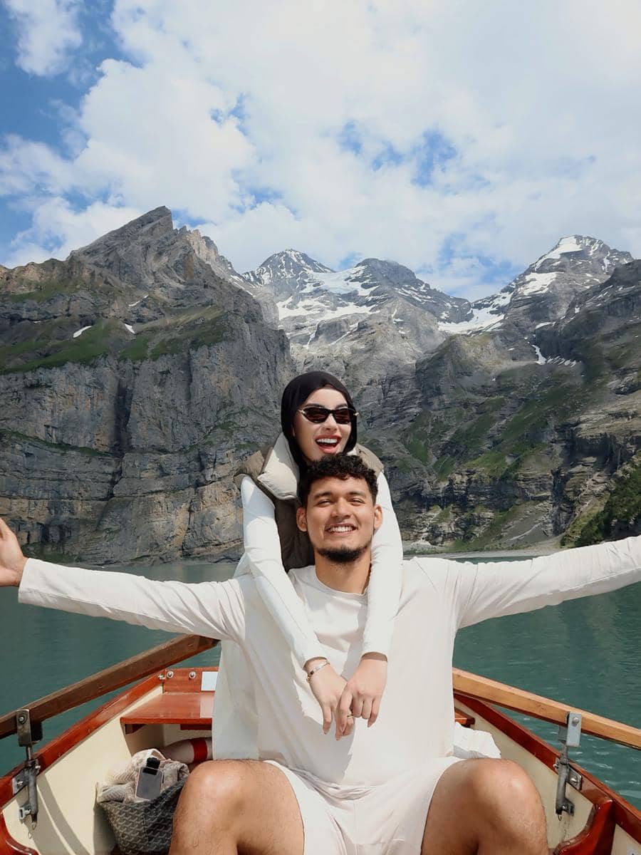 Emy Aghnia jalan-jalan di Danau Oeschinen