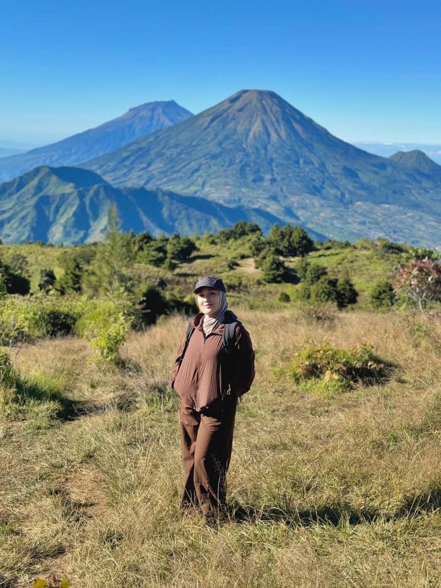 Ririe Fairus mendaki Gunung Prau