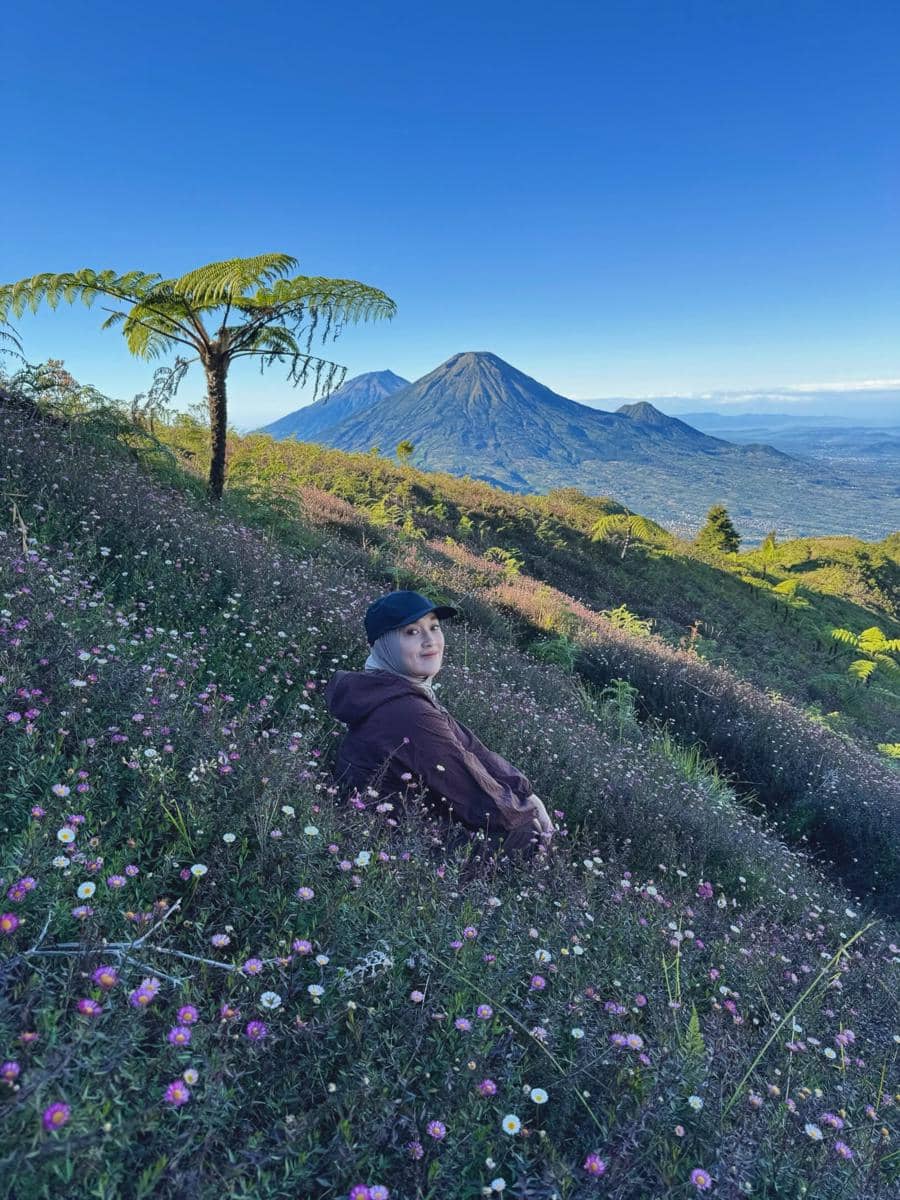 Ririe Fairus mendaki Gunung Prau