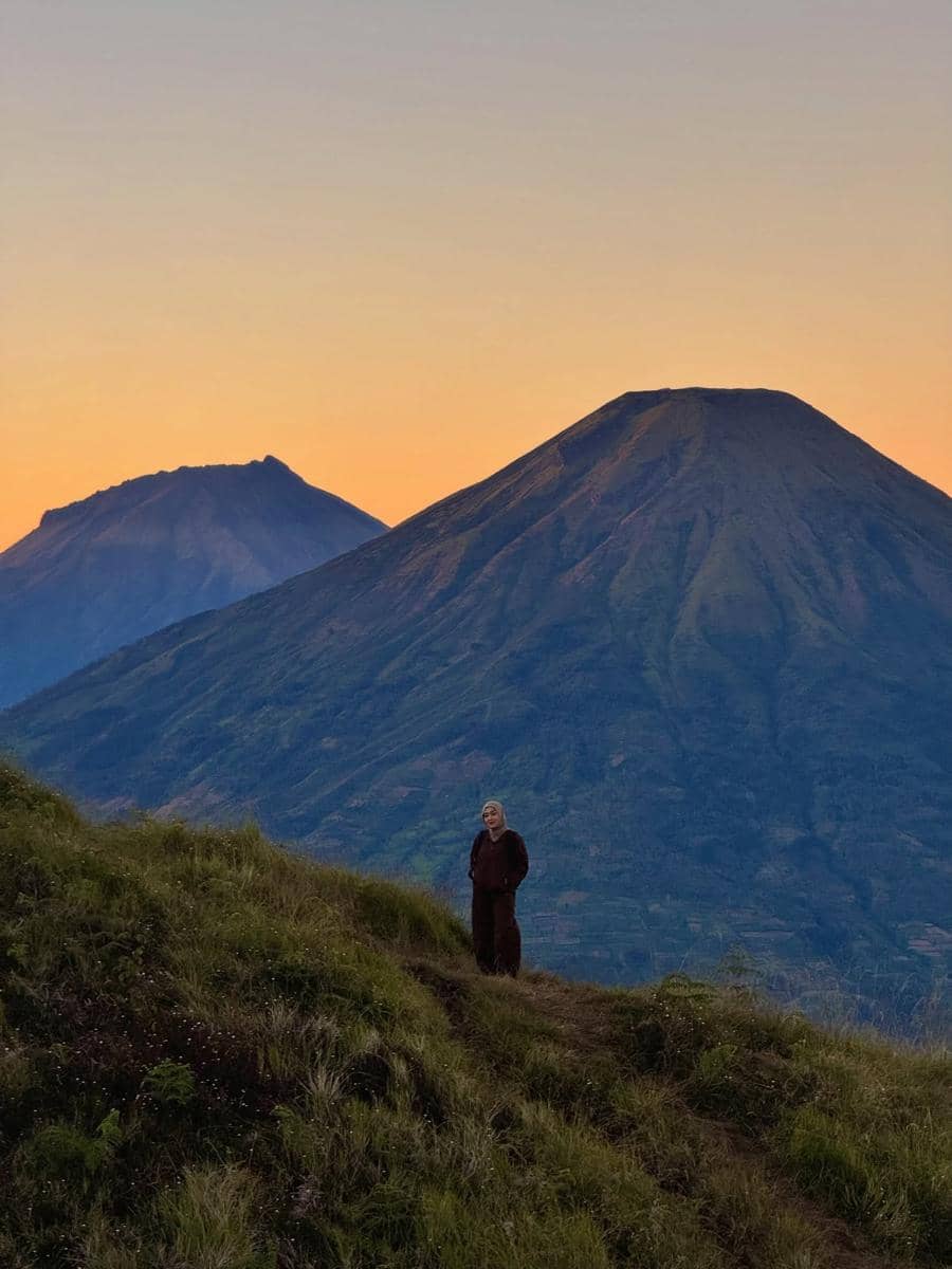 Ririe Fairus mendaki Gunung Prau