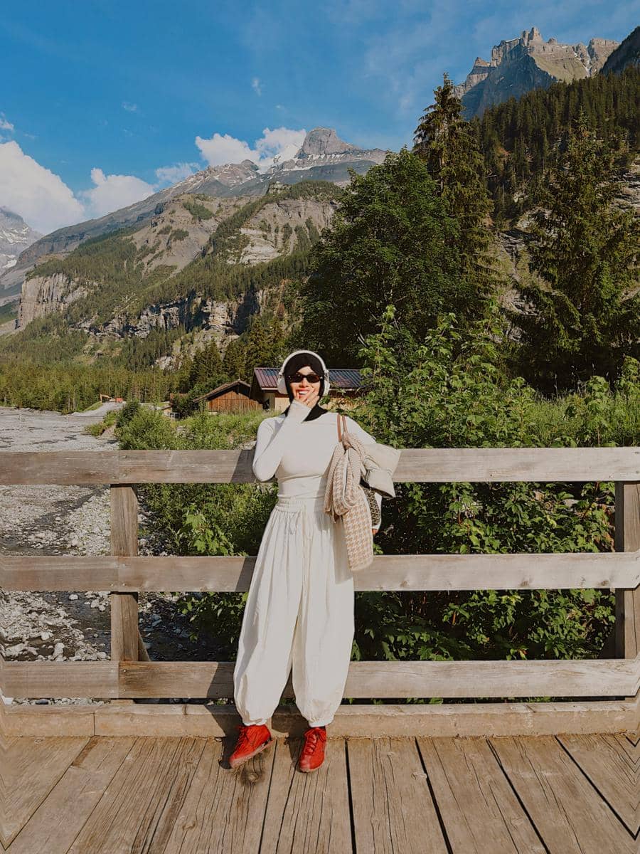 Emy Aghnia jalan-jalan di Danau Oeschinen