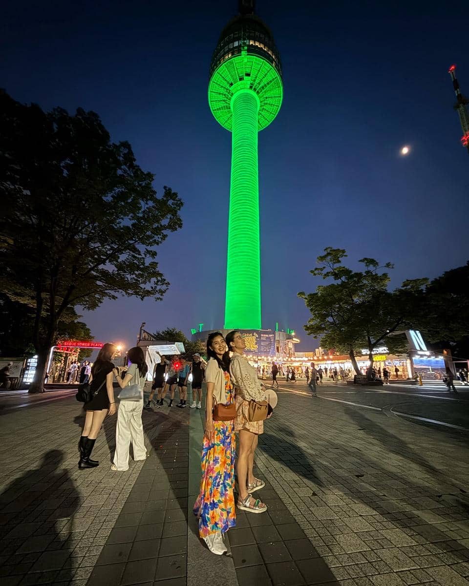 Keluarga Marcella Zalianty jalan-jalan di Namsan Tower