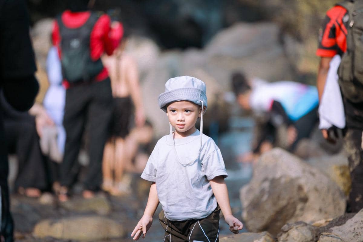 Keluarga Alvin Faiz hiking ke air terjun