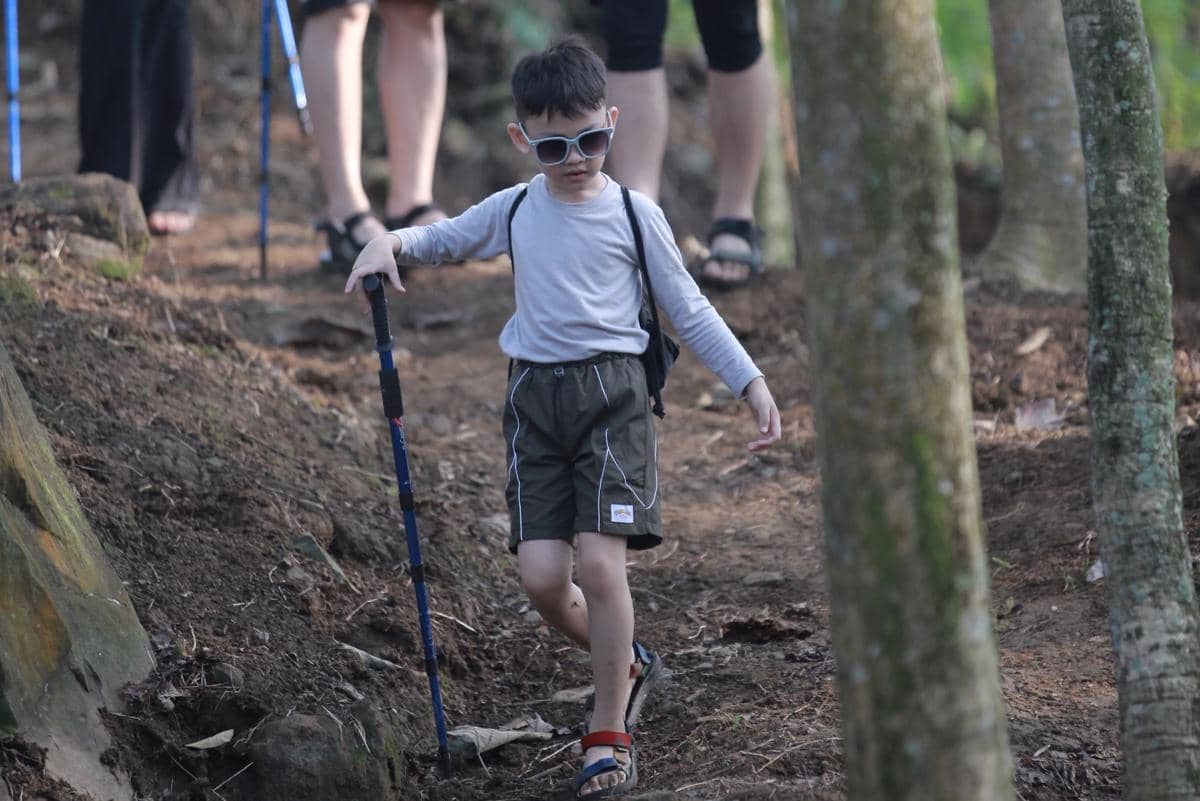Keluarga Alvin Faiz hiking ke air terjun