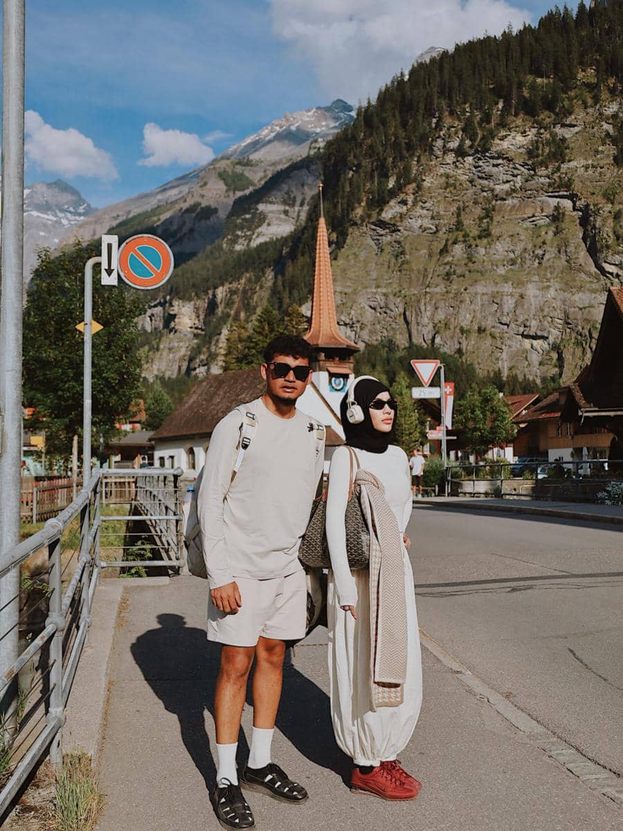 Emy Aghnia jalan-jalan di Danau Oeschinen