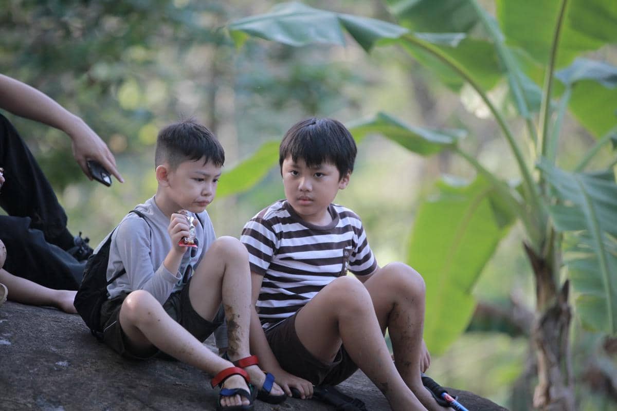 Keluarga Alvin Faiz hiking ke air terjun