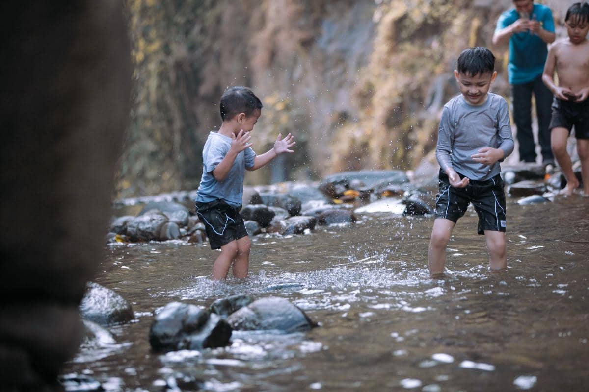 Keluarga Alvin Faiz hiking ke air terjun