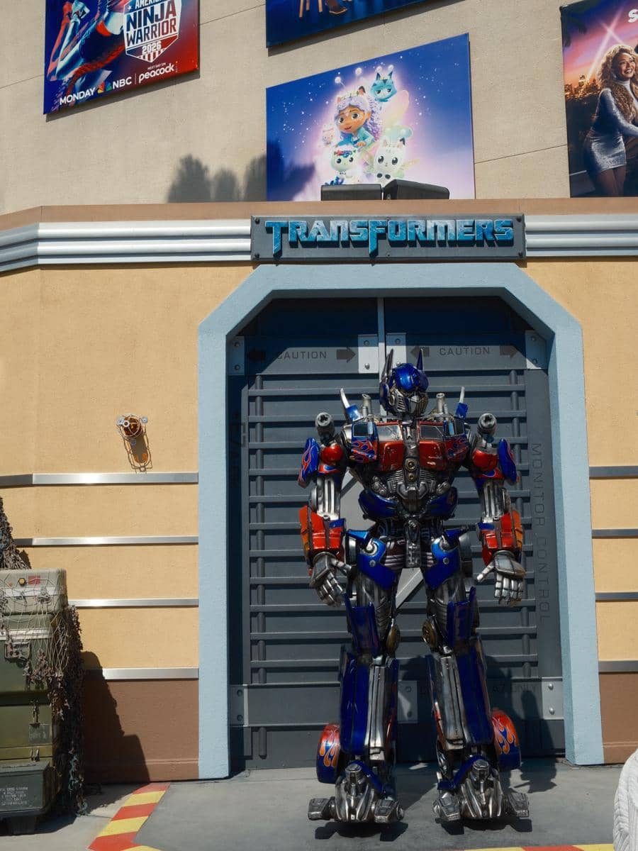 Natasha Wilona main di Universal Studios Hollywood