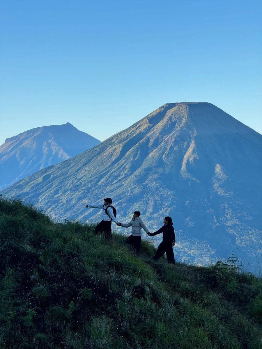 Ririe Fairus mendaki Gunung Prau
