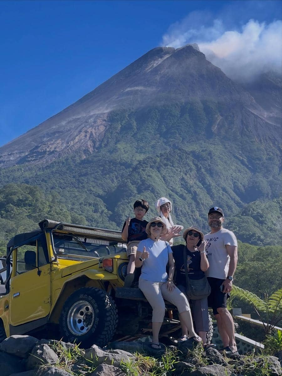 Keluarga Cynthia Lamusu berwisata ke Gunung Merapi