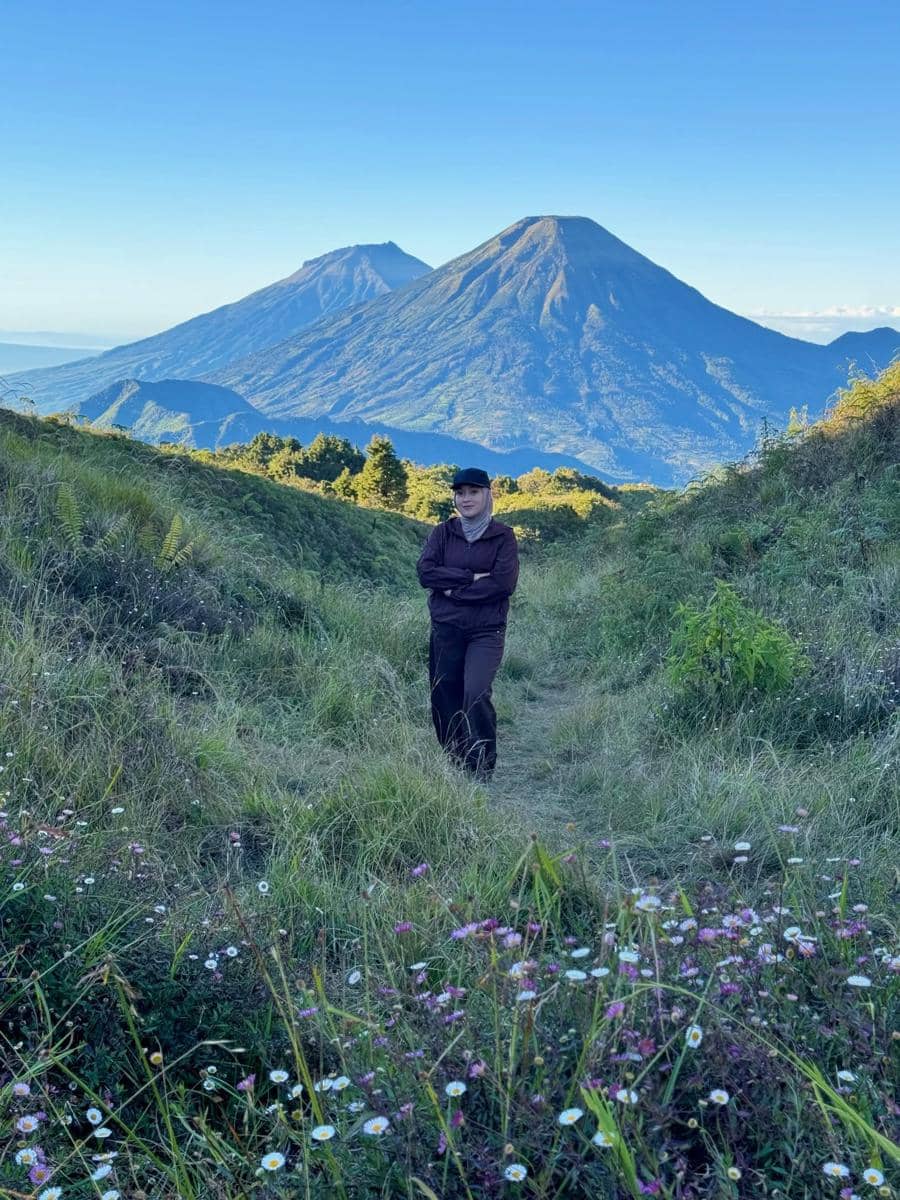 Ririe Fairus mendaki Gunung Prau