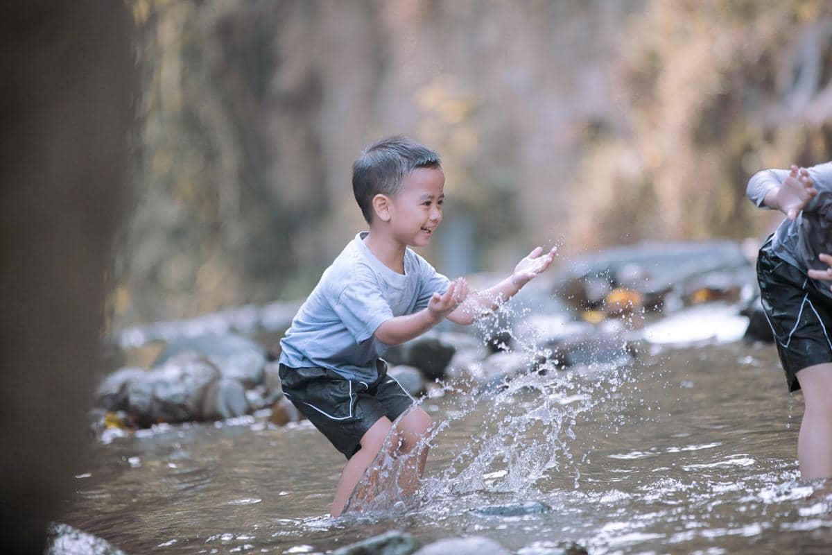 Keluarga Alvin Faiz hiking ke air terjun