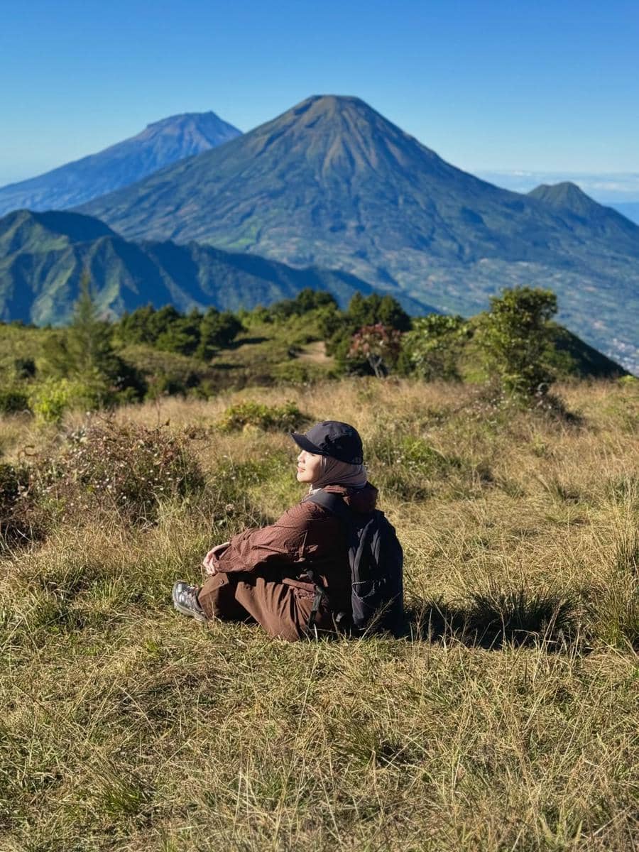 Ririe Fairus mendaki Gunung Prau