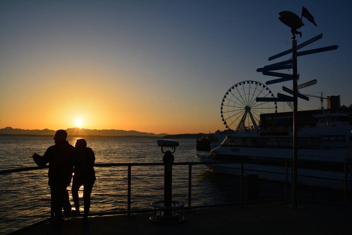 ilustrasi panorama sunset di Seattle Waterfront
