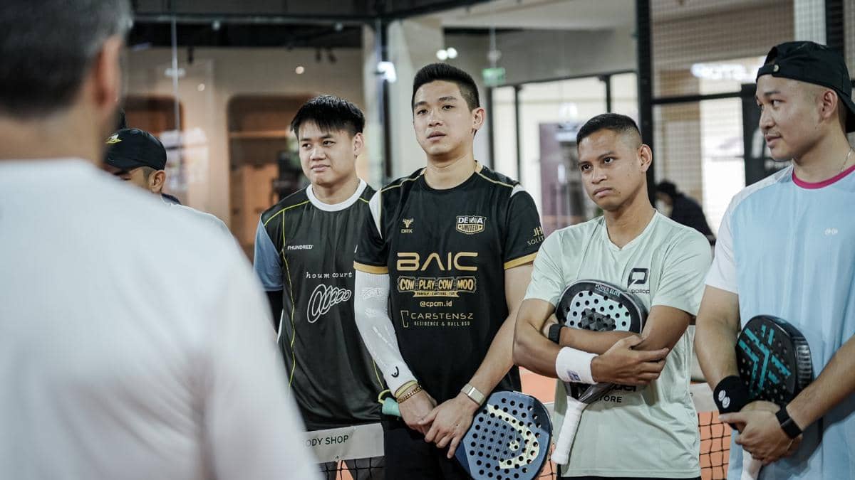 Beberapa atlet padel Indonesia berdiri di lapangan indoor sambil memegang raket padel, mengenakan seragam olahraga tim nasional.