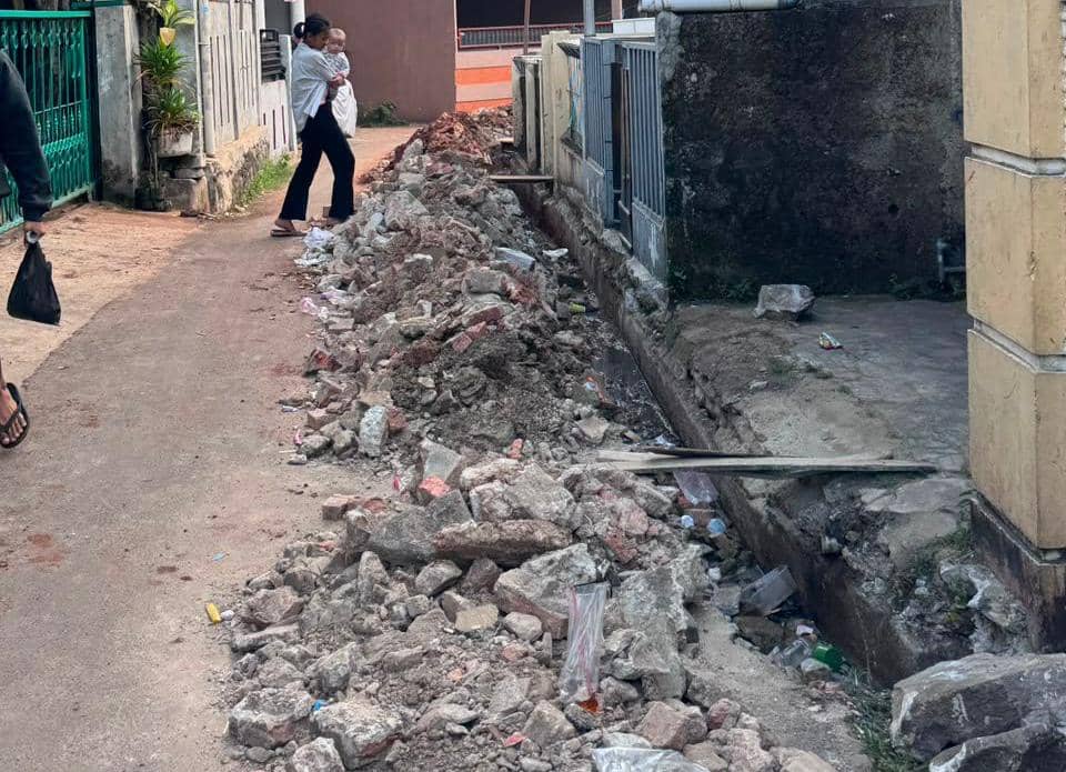 Warga Keluhkan Galian Proyek Saluran yang Mangkrak di Pondok Aren