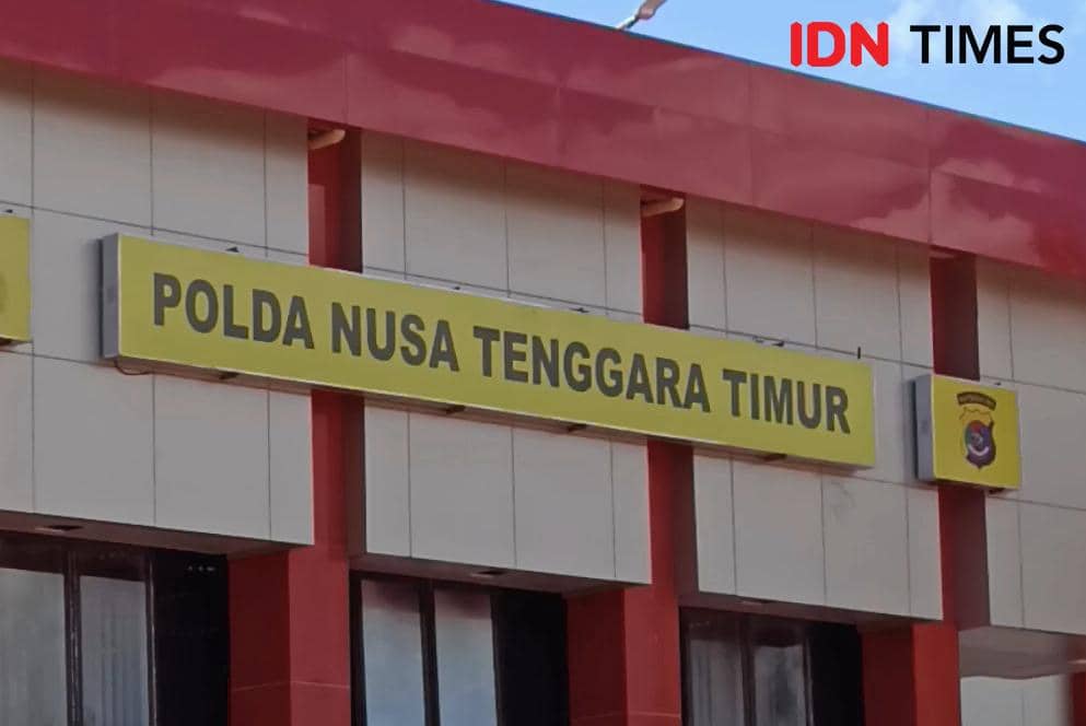 Tampak depan gedung Markas Polda Nusa Tenggara Timur dengan papan nama berwarna kuning dan huruf hitam di bagian atas bangunan.