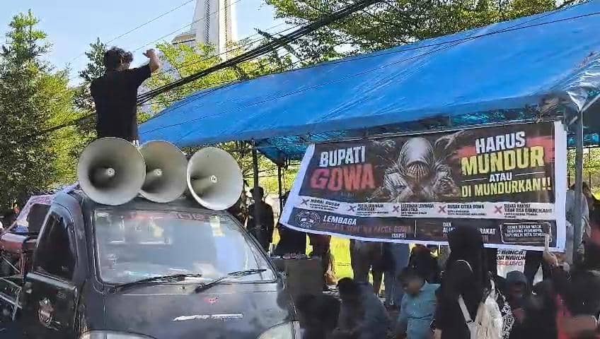 Posko Siri' Na Pacce Berdiri di Depan DPRD Gowa, Desak Bupati Mundur