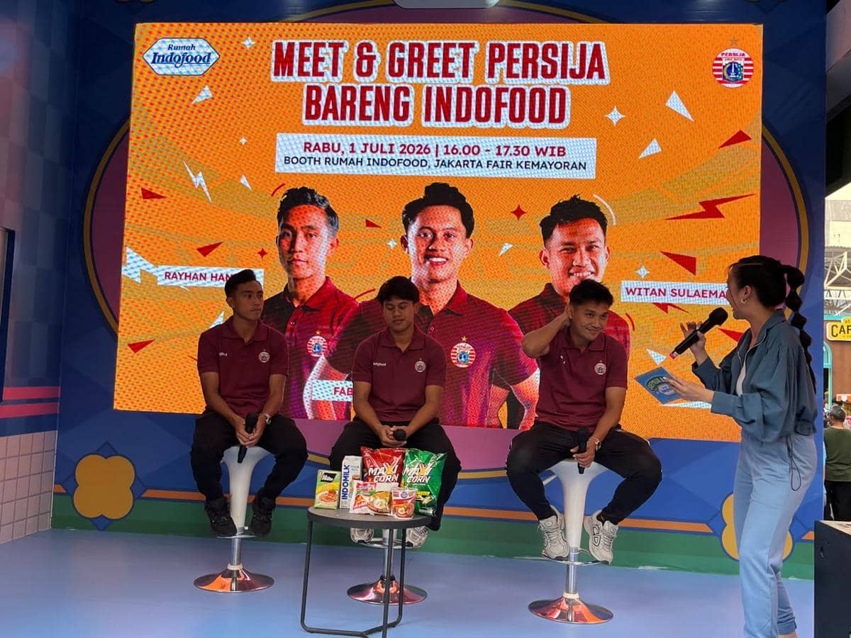 Tiga pemain Persija duduk di panggung acara meet and greet bersama Indofood di Jakarta Fair Kemayoran, berbincang dengan pembawa acara.