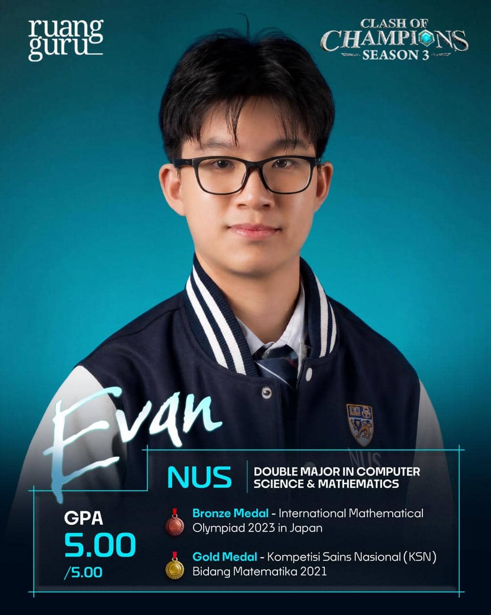 Seorang mahasiswa bernama Evan mengenakan jaket biru tua dengan logo universitas, berlatar belakang biru dengan teks prestasi akademik dan medali.